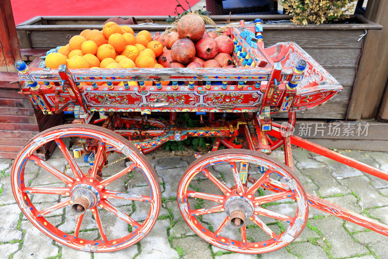 装有橘子和石榴的红色油漆马车。Side-Pamphylian coast-Turkey。0041